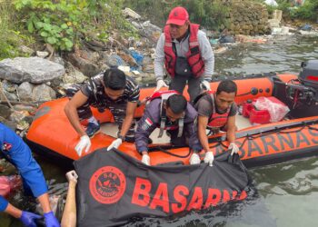Korban saat dievakuasi Tim SAR Gabungan usai 3 hari pencarian pasca lompat di Jembatan Teluk Kendari