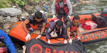 Korban saat dievakuasi Tim SAR Gabungan usai 3 hari pencarian pasca lompat di Jembatan Teluk Kendari