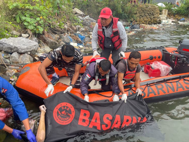 Korban saat dievakuasi Tim SAR Gabungan usai 3 hari pencarian pasca lompat di Jembatan Teluk Kendari