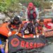 Korban saat dievakuasi Tim SAR Gabungan usai 3 hari pencarian pasca lompat di Jembatan Teluk Kendari