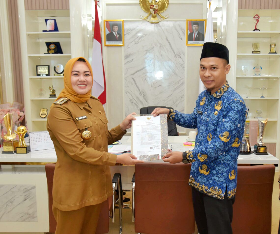 Wali Kota Kendari, Siska Karina Imran menyerahkan SK secara simbolis kepada salah satu CPNS