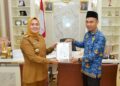 Wali Kota Kendari, Siska Karina Imran menyerahkan SK secara simbolis kepada salah satu CPNS