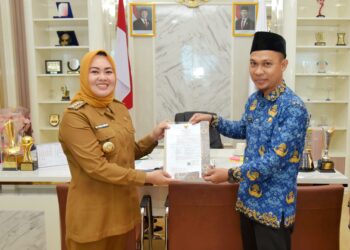 Wali Kota Kendari, Siska Karina Imran menyerahkan SK secara simbolis kepada salah satu CPNS
