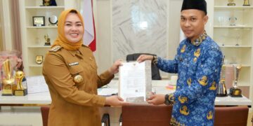 Wali Kota Kendari, Siska Karina Imran menyerahkan SK secara simbolis kepada salah satu CPNS