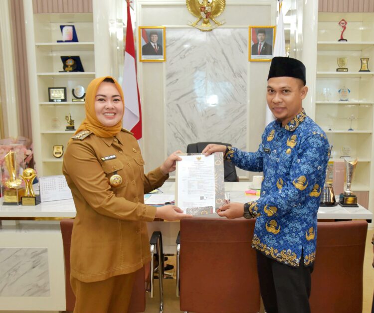 Wali Kota Kendari, Siska Karina Imran menyerahkan SK secara simbolis kepada salah satu CPNS