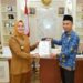 Wali Kota Kendari, Siska Karina Imran menyerahkan SK secara simbolis kepada salah satu CPNS