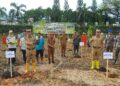 Bupati Konsel, Irham Kalenggo dan Wabup, Wahyu Ade Pratama, didampingi Kepala DLH, Hasran Parenda melakukan penanaman pohon
