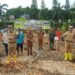 Bupati Konsel, Irham Kalenggo dan Wabup, Wahyu Ade Pratama, didampingi Kepala DLH, Hasran Parenda melakukan penanaman pohon