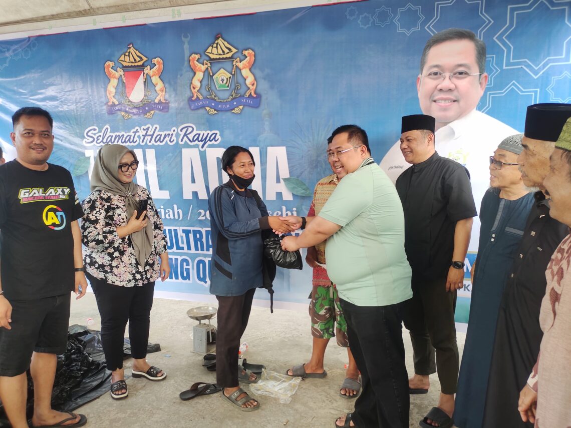 Ketum KADIN Sultra, Anton Timbang menyerahkan simbolis daging qurban kepada masyarakat