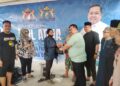Ketum KADIN Sultra, Anton Timbang menyerahkan simbolis daging qurban kepada masyarakat