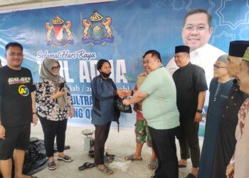 Ketum KADIN Sultra, Anton Timbang menyerahkan simbolis daging qurban kepada masyarakat