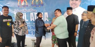 Ketum KADIN Sultra, Anton Timbang menyerahkan simbolis daging qurban kepada masyarakat