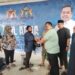 Ketum KADIN Sultra, Anton Timbang menyerahkan simbolis daging qurban kepada masyarakat