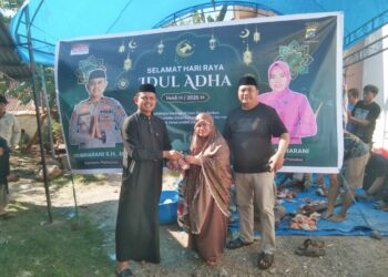 Kapolsek Pamalaa, Iptu Maharani, SH, menyerahkan secara simbolis daging qurban