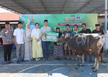 Kapolres Kolaka bersama Wakapolres dan PJU, saat menyerahkan daging qurban