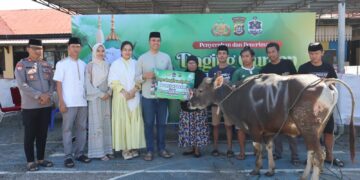 Kapolres Kolaka bersama Wakapolres dan PJU, saat menyerahkan daging qurban