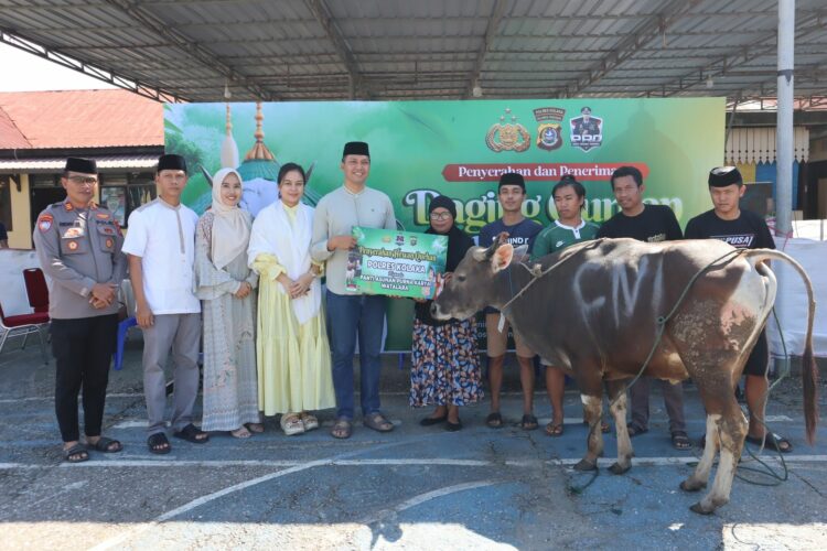 Kapolres Kolaka bersama Wakapolres dan PJU, saat menyerahkan hewan qurban