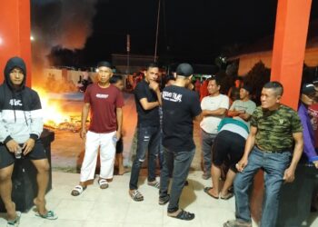 Ratusan masyarakat gelar aksi bakar ban di Kantor Polsek Angata sembari menunggu tindakan polisi menangkap para pelaku pembacokan