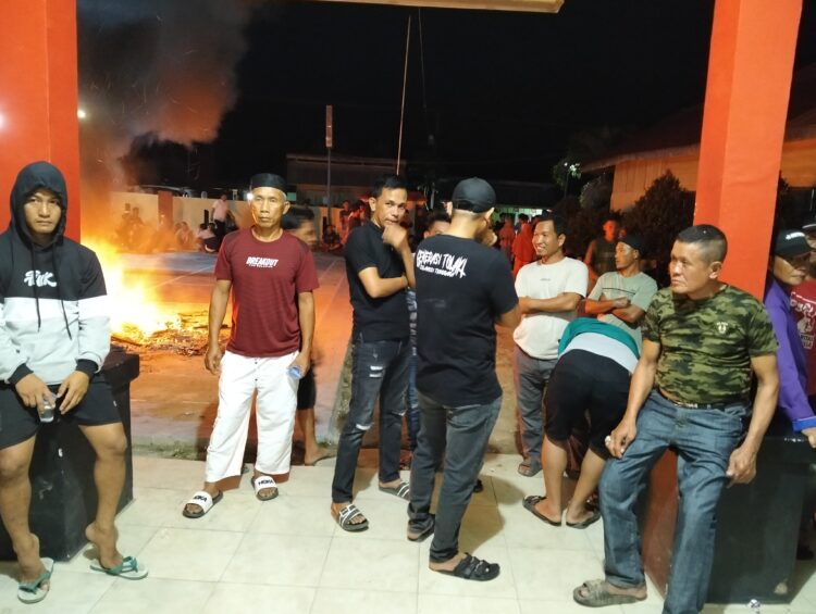 Ratusan masyarakat gelar aksi bakar ban di Kantor Polsek Angata sembari menunggu tindakan polisi menangkap para pelaku pembacokan