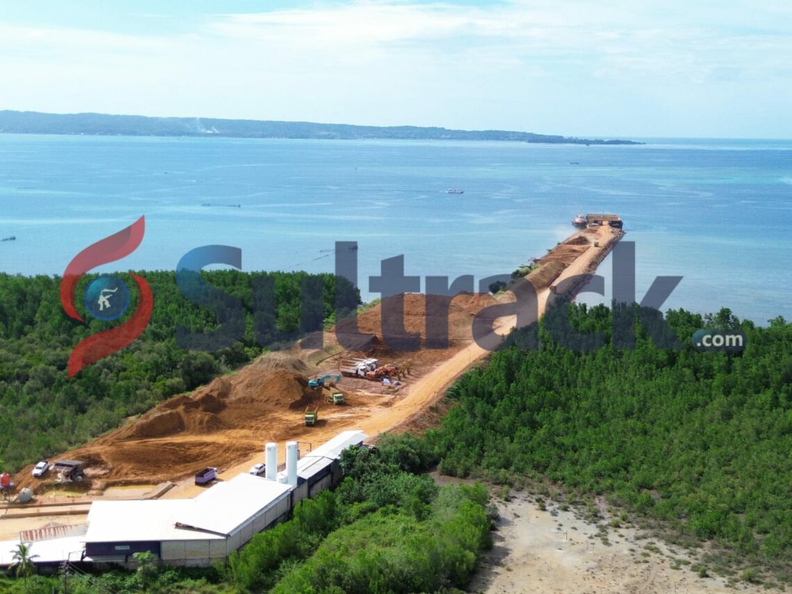Aktivitas pemuatan ore di Jetty PT TAS, pada Senin, 9 Juni 2025