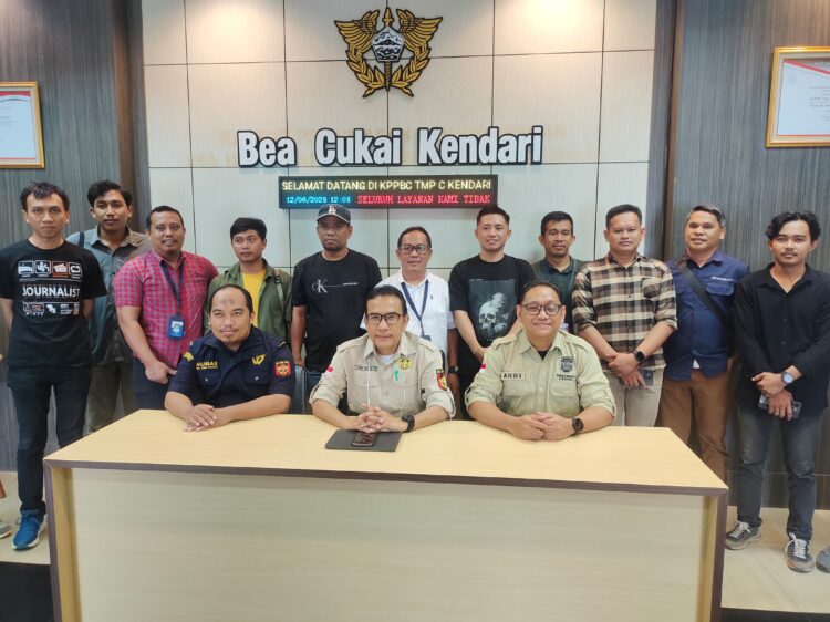 Bea Cukai Kendari bersama Insan Pers pada acara Coffee Morning