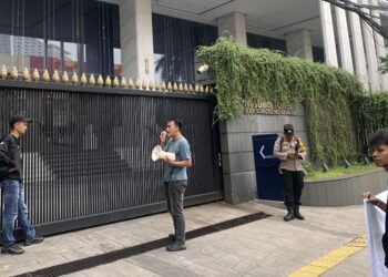 PERGAM saat aksi di Mabes Polri mendesak penindakan terhadap PT KBB atas dugaan ilegal logging di Konawe