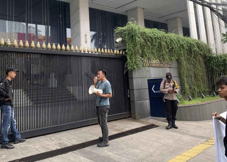 PERGAM saat aksi di Mabes Polri mendesak penindakan terhadap PT KBB atas dugaan ilegal logging di Konawe
