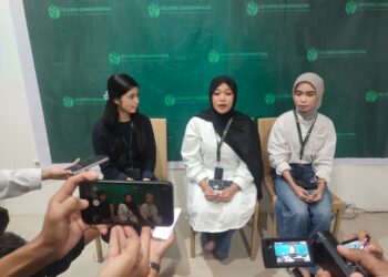 Ketua Umum Celebes Conservation Center (Triple C), Fingky (ujung kanan)