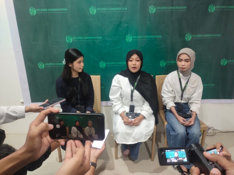 Ketua Umum Celebes Conservation Center (Triple C), Fingky (ujung kanan)