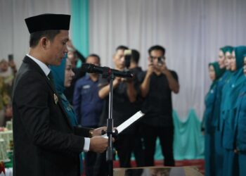 Bupati Konut, Ikbar saat mengukuhkan pengurus TP PKK