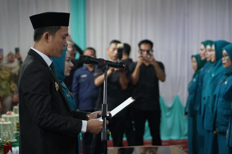 Bupati Konut, Ikbar saat mengukuhkan pengurus TP PKK