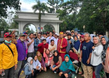 Andri Darmawan saat bersama masyarakat Kecamatan Angata, Konsel memperjuangkan hak tanah miliknya