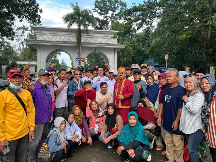 Andri Darmawan saat bersama masyarakat Kecamatan Angata, Konsel memperjuangkan hak tanah miliknya