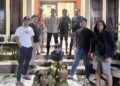 Pelaku IK bersama barang bukti, saat diamankan di Polres Kolaka