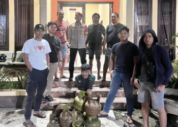 Pelaku IK bersama barang bukti, saat diamankan di Polres Kolaka