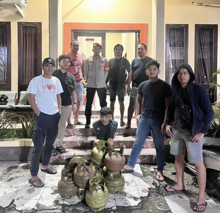Pelaku IK bersama barang bukti, saat diamankan di Polres Kolaka