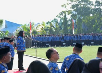 Wali Kota Kendari, Siska Karina Imran saat memimpin apel Hari Kesadaran Nasional yang dihadiri ASN Pemkot Kendari