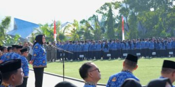 Wali Kota Kendari, Siska Karina Imran saat memimpin apel Hari Kesadaran Nasional yang dihadiri ASN Pemkot Kendari