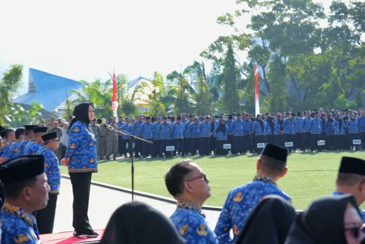 Wali Kota Kendari, Siska Karina Imran saat memimpin apel Hari Kesadaran Nasional yang dihadiri ASN Pemkot Kendari
