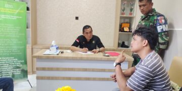 AMIN saat mengadukan dugaan pelanggaran PT TAS dan KSOP Kendari, diterima oleh Kasi Penkum Kejati Sultra, Rahman Morra