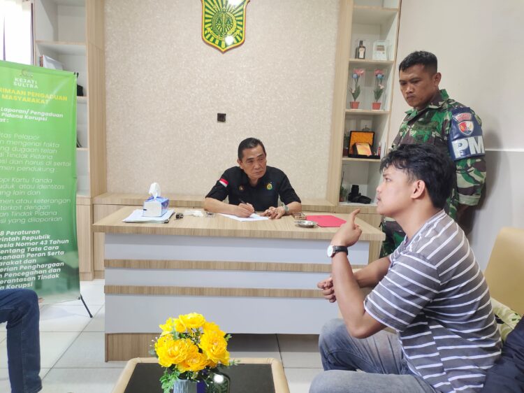 AMIN saat mengadukan dugaan pelanggaran PT TAS dan KSOP Kendari, diterima oleh Kasi Penkum Kejati Sultra, Rahman Morra