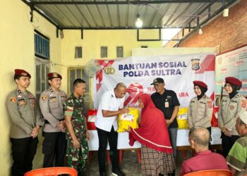 Ditreskrimsus Polda Sultra berbagi Bansos kepada masyarakat