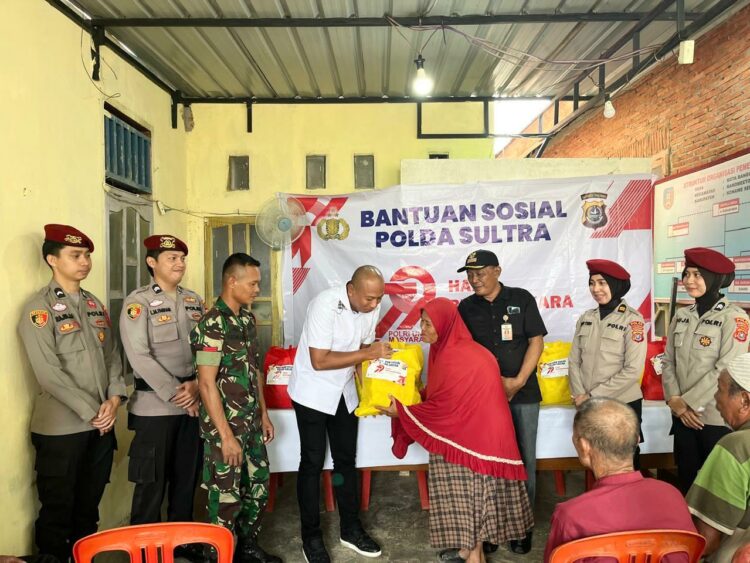 Ditreskrimsus Polda Sultra berbagi Bansos kepada masyarakat