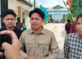 Korpus BEM se Sultra saat melaporkan Direktur Perumda AUK di Kejati Sultra