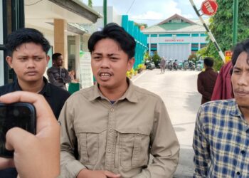 Korpus BEM se Sultra saat melaporkan Direktur Perumda AUK di Kejati Sultra