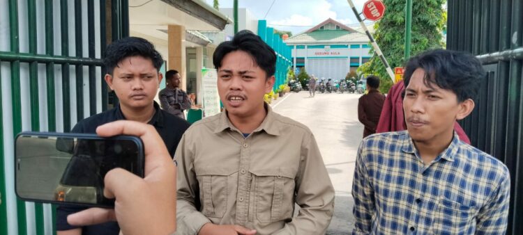 Korpus BEM se Sultra saat melaporkan Direktur Perumda AUK di Kejati Sultra