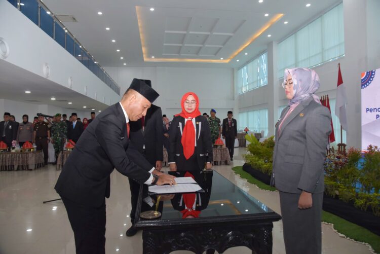 Wali Kota Kendari, Siska Karina Imran melantik Sekda Kota Kendari, Amir Hasan