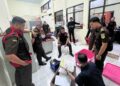 Kejari Kendari saat menggeledah Kantor Pos Kendari Lepo-lepo, sejumlah berkas dokumen disita dan di bawah jaksa