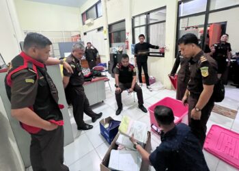 Kejari Kendari saat menggeledah Kantor Pos Kendari Lepo-lepo, sejumlah berkas dokumen disita dan di bawah jaksa