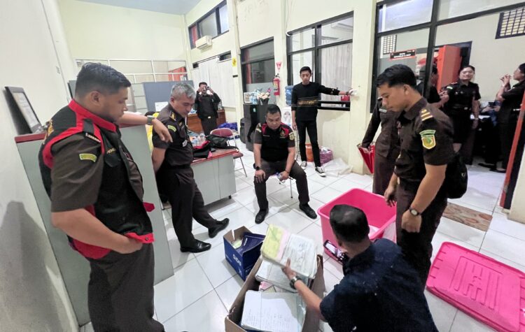 Kejari Kendari saat menggeledah Kantor Pos Kendari Lepo-lepo, sejumlah berkas dokumen disita dan di bawah jaksa